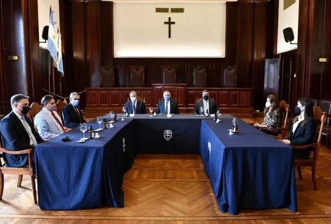 EL SUPERIOR TRIBUNAL. El pleno de la Corte recibió a los referentes del Ejecutivo y de la Legislatura. 