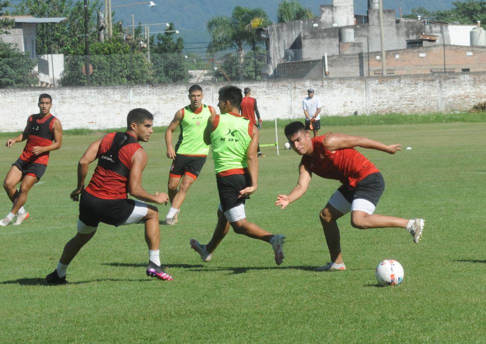 ÚLTIMOS DETALLES. Antes de viajar a Buenos Aires, el plantel se entrenó en el ”Natalio Mirkin”. LA GACETA / FOTO DE ANTONIO FERRONI