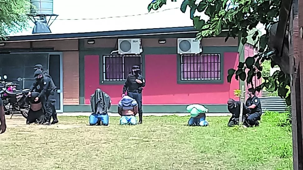 REDUCIDOS. Los policías santiagueños se presentaron en la propiedad para detener a los siete hombres que habían sido contratados por el denunciado para que se instalaran en las tierras de Termas de Río Hondo. 