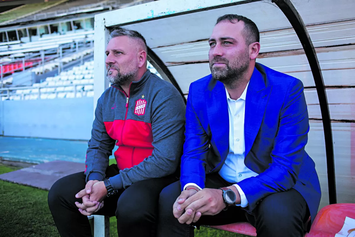 MOLESTO. A De Muner se lo vio fastidioso por las críticas para su equipo. El entrenador se dedicó a defender a sus jugadores.