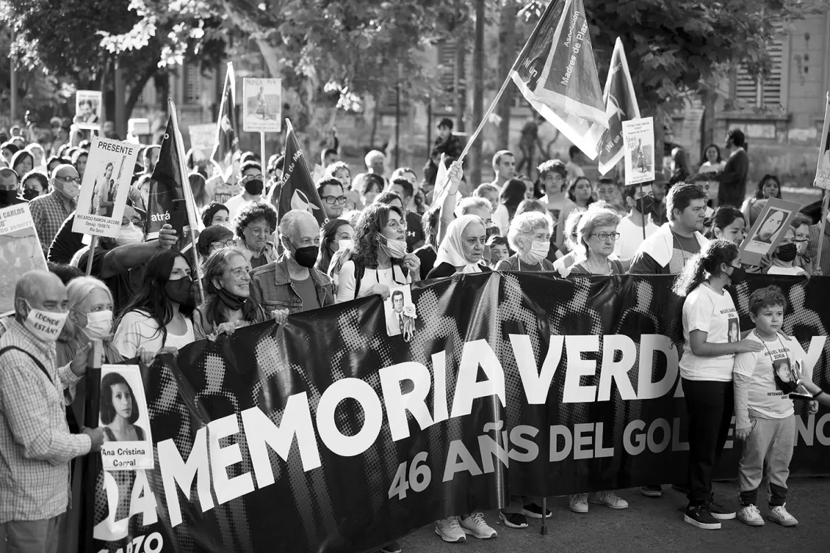 UNA DE LAS AGRUPACIONES. El oficialismo marchó acompañando a las Madres y Abuelas de desaparecidos.