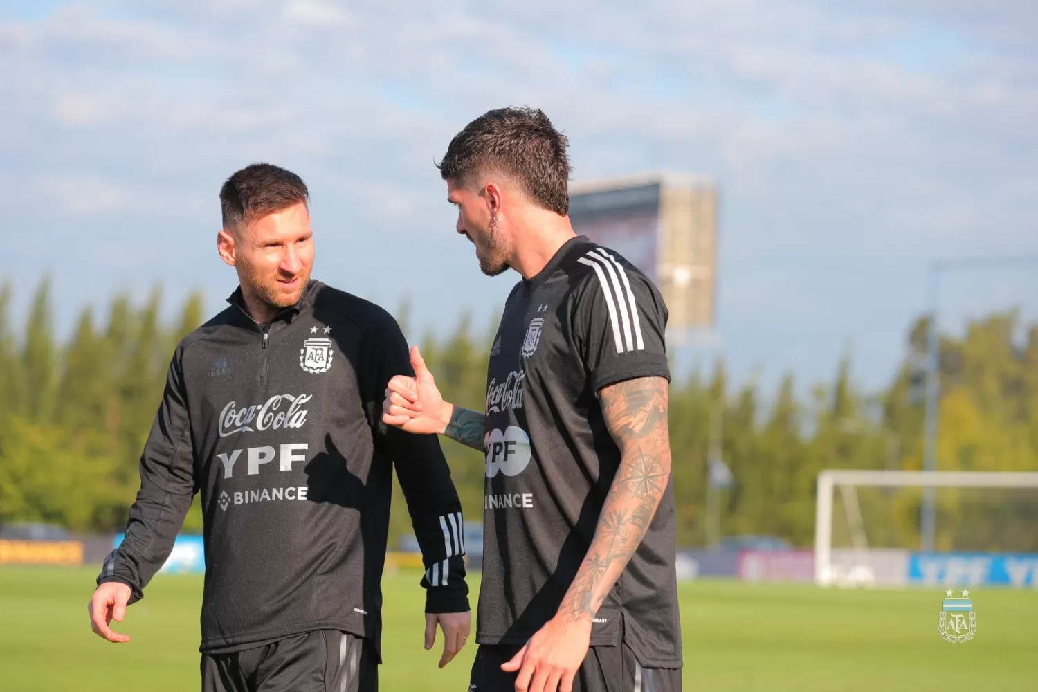 REFERENTES. Messi y Rodrigo de Paul son piezas claves en la Albiceleste. FOTO TOMADA DE TWITTER.COM/ARGENTINA