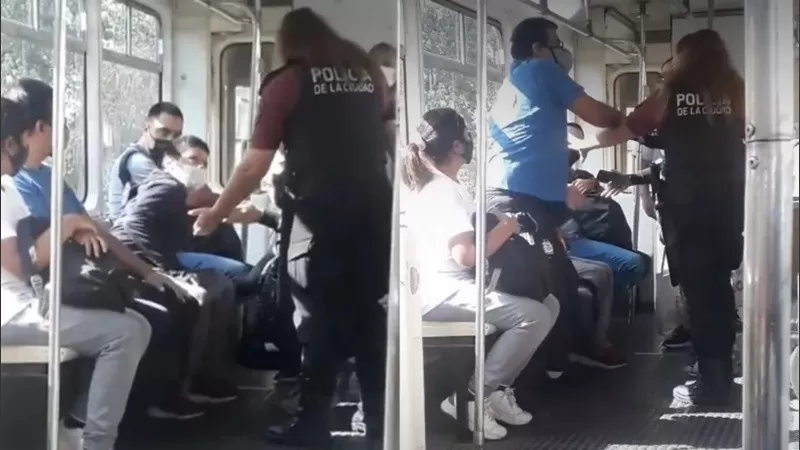 Una policía maltrató a un chico con autismo y el video causó indignación en las redes