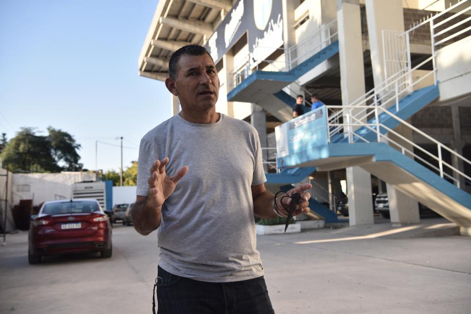 PRESENTE. El presidente del club, Mario Leito, a poco de ingresar a una reunión con sus pares en la sede del estadio.  