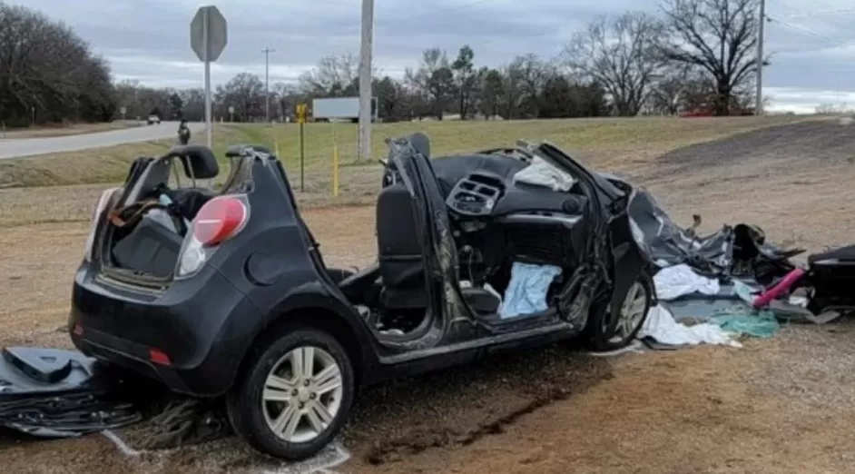 Así quedó el auto en el que viajaban las menores. 