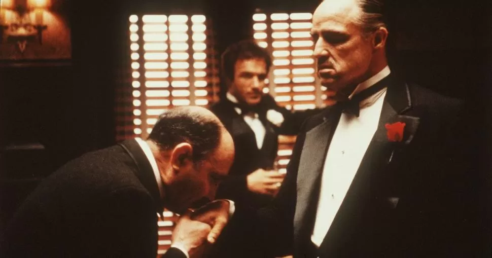 “EL PADRINO”. Una de las tantas escenas icónicas del filme de Francis Ford Coppola con Marlon Brando. 