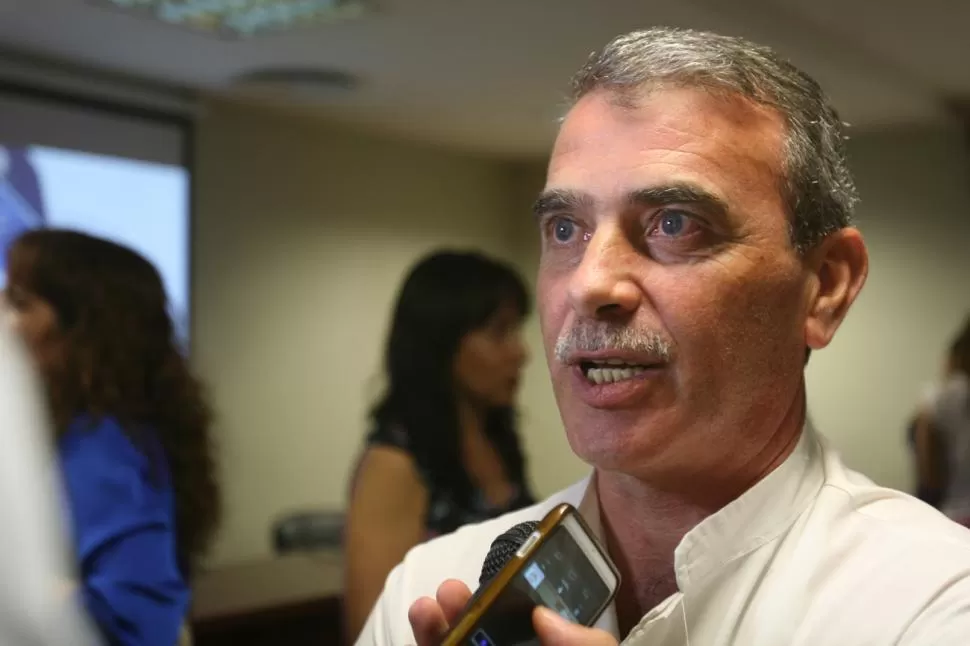 PREVENCIÓN. El doctor Raya dirige un plan contra la tuberculosis. 