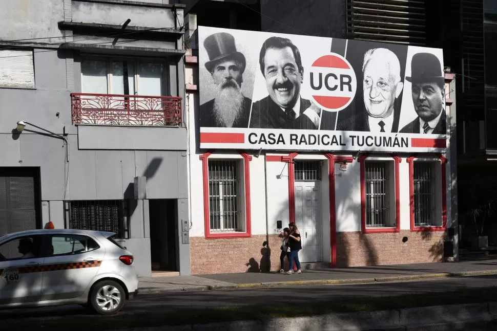 PRÓXIMO VENCIMIENTO. La casa radical de Catamarca 851 recibirá hasta las 21 del 4 de abril las listas con los candidatos a autoridades partidarias. LA GACETA / FOTO DE DIEGO ÁRAOZ