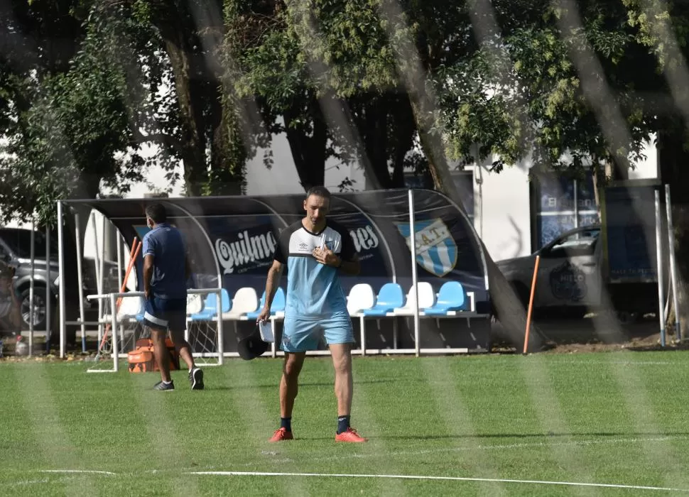 EL DÍA DESPUÉS. A poco de haber sufrido una nueva derrota en la Copa de la Liga Profesional con su equipo, “Vasco” Azconzábal trabajó con el plantel con normalidad en el complejo de Ojo de Agua.  