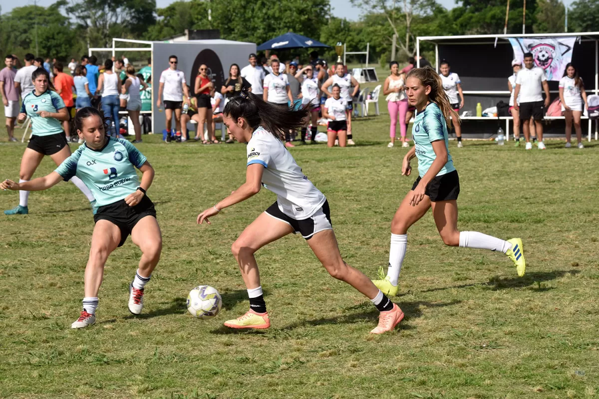 AL CHOQUE. Las damas pelean cada pelota, mientras la gente se entretiene.  