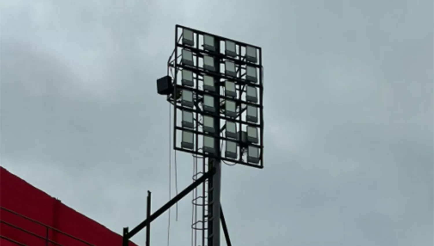 LAS ÚLTIMAS. Durante la pandemia se renovaron tres torres sobre la tribuna Pellegrini y esta semana se completó el trabajo en la zona de plateas.