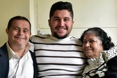 Tiene síndrome de down, fue papá y logró que su hijo se reciba de dentista