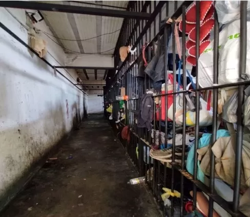 UN PROBLEMA. El pasillo de una comisaría que da los calabozos estaban con agua maloliente y basura. 