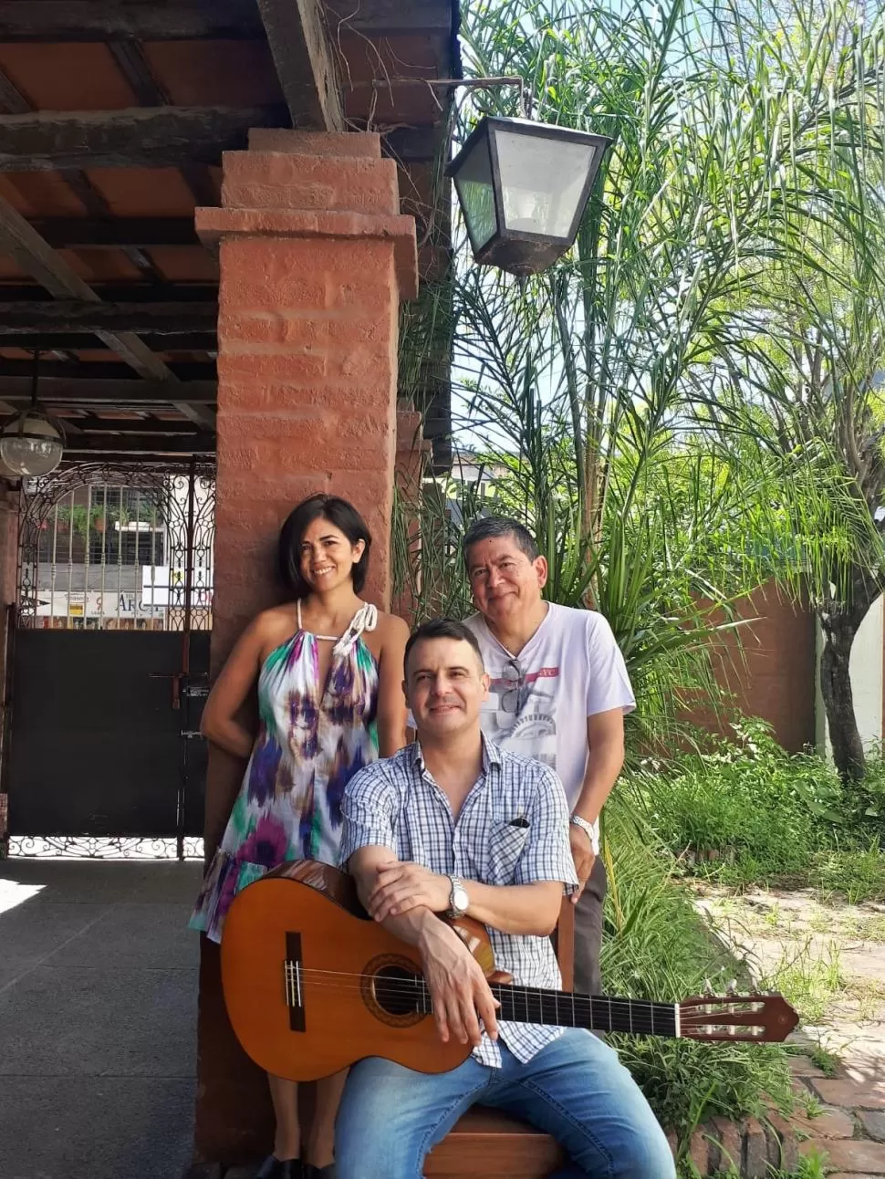 UN ALTO EN EL ENSAYO. Sánchez aporta la guitarra; Villafañe, la voz y Espinosa, los textos para el recital. Foto de Óscar Salvatierra 