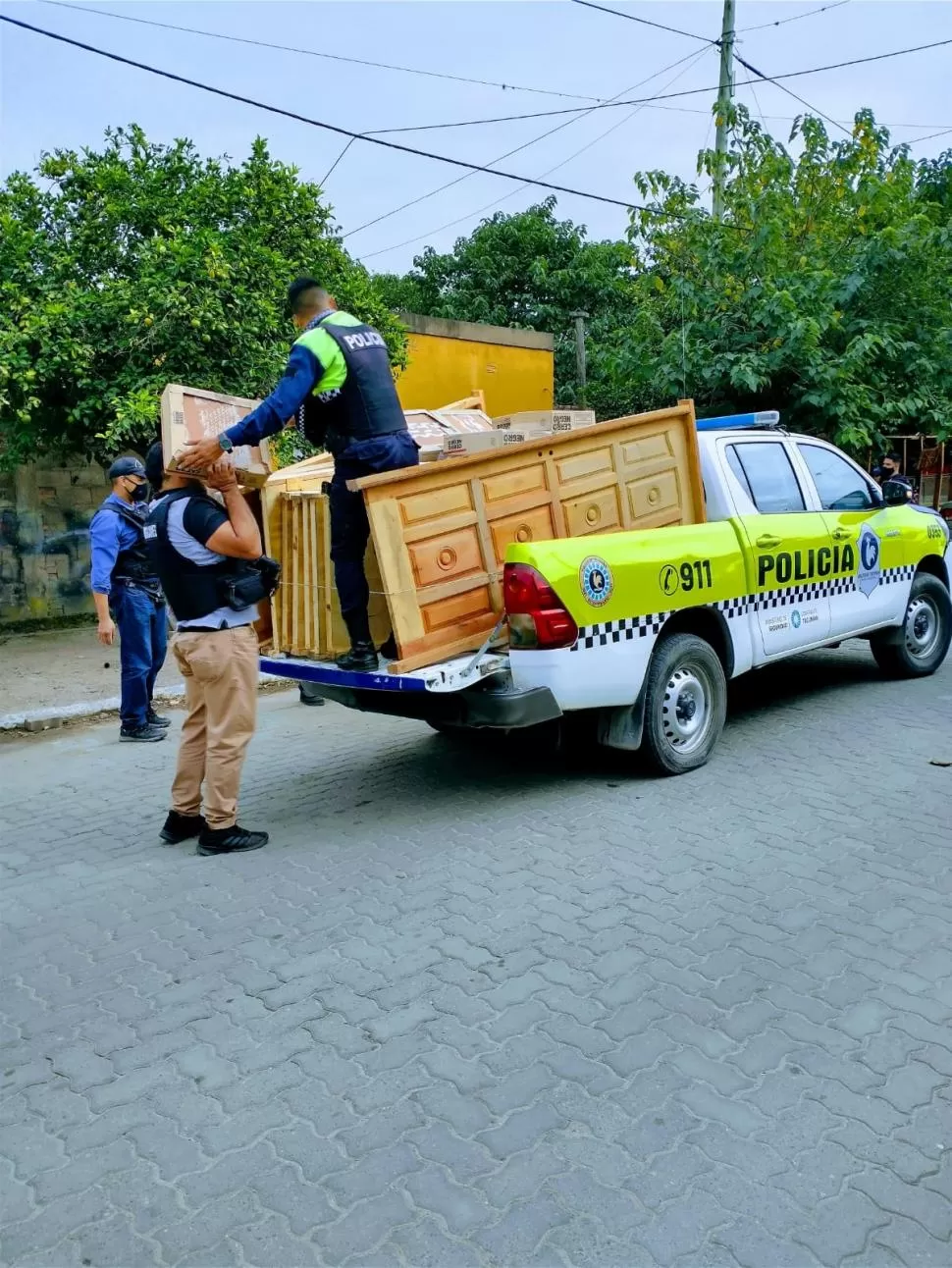 PRUEBAS. Los artículos que habrían comprado los acusados con el botín. 