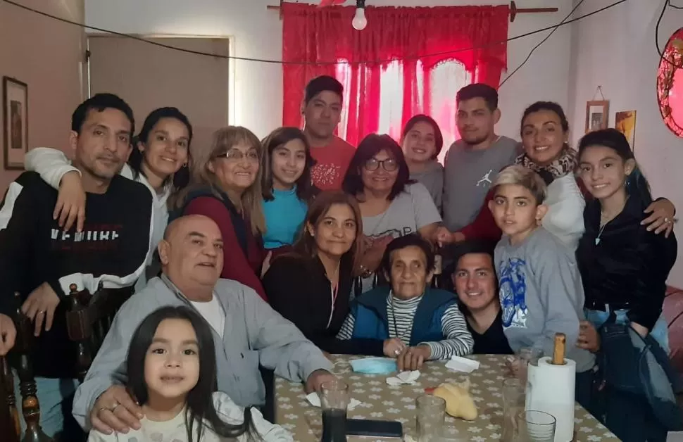 ASADO. Con carne a la parrilla, Miguel festejará el premio con su familia.   