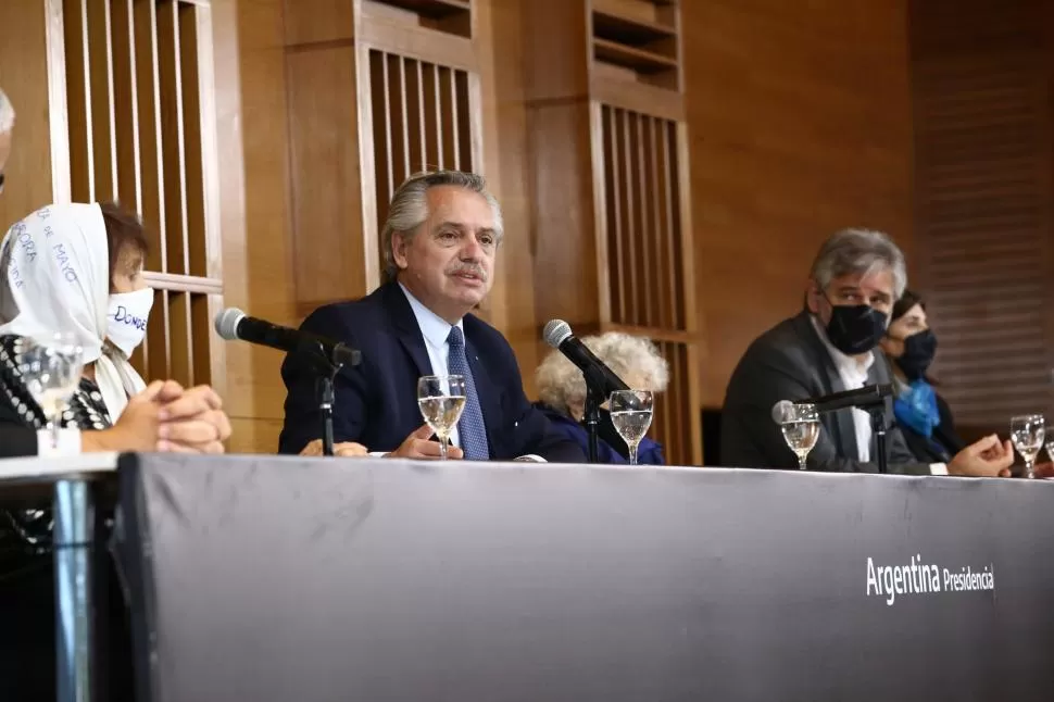 HOMENAJE A CIENTÍFICOS. Al Presidente lo acompañaron Madres y Abuelas, y gran parte de su gabinete. twitter@alferdezprensa