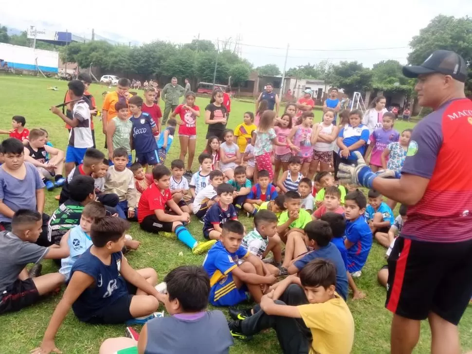 TODOS ATENTOS. Los chicos escuchan las indicaciones y aprenden día a día de los entrenadores.  