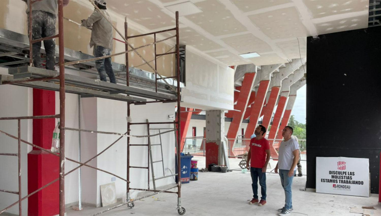 EN PLENA OBRA. Ledesma (de rojo) y Sogno (de blanco) supervisan los trabajos en la zona media de la platea central de La Ciudadela.