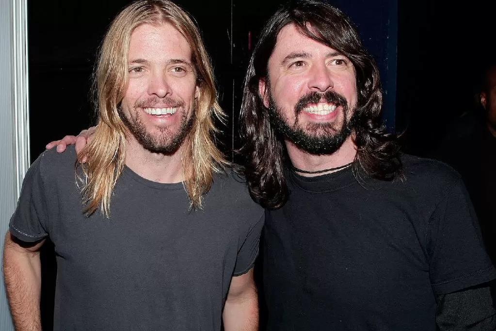 TAYLOR HAWKINS JUNTO A DAVE GROHL. Luto en el mundo del rock.