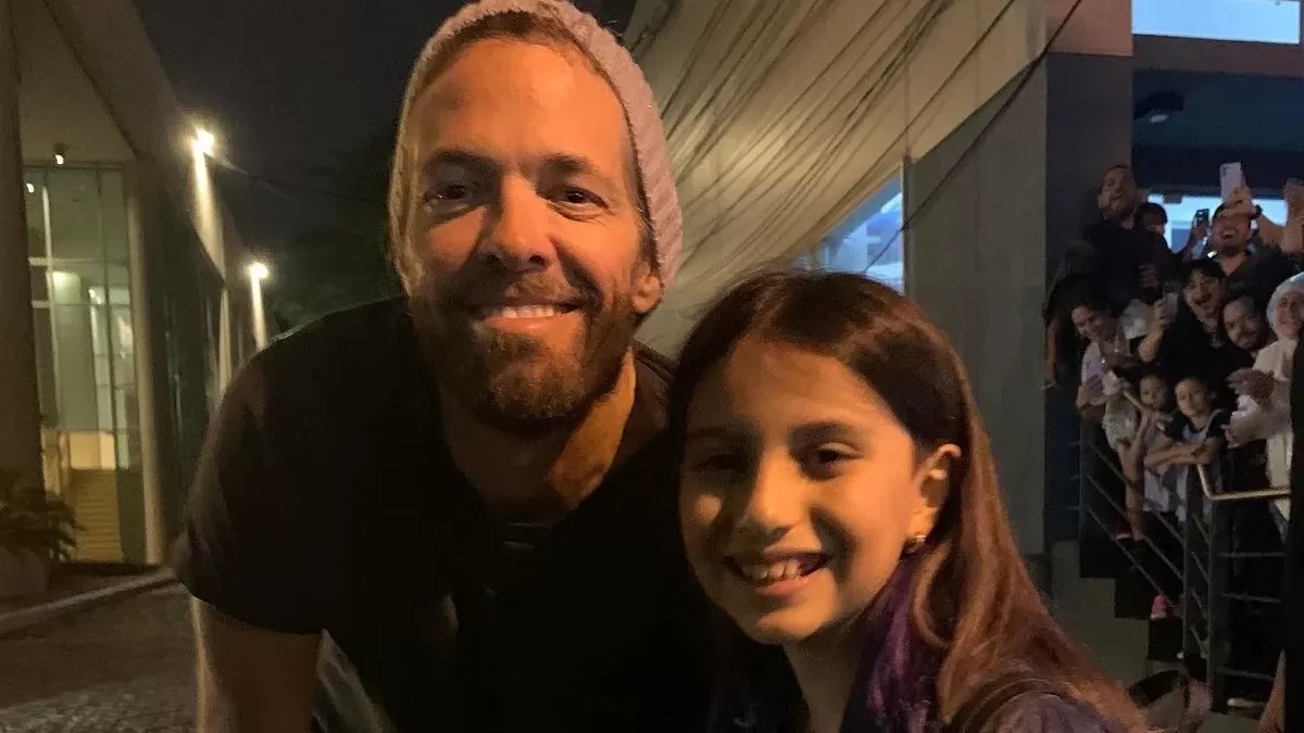 HERMOSO GESTO. Hawkins junto a su pequeña fan, en Paraguay.