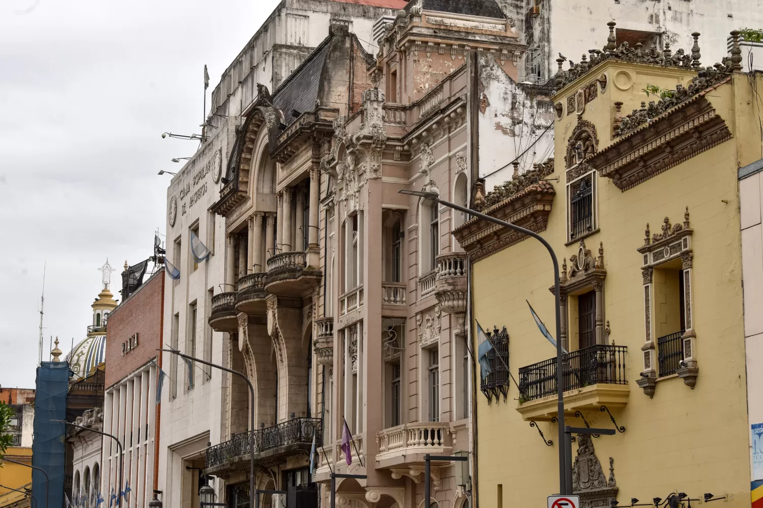 CATÁLOGO MONUMENTAL. La cuadra de San Martín al 400 reúne seis de los nueve edificios sobre la plaza Independencia que serán protegidos por la Nación. 