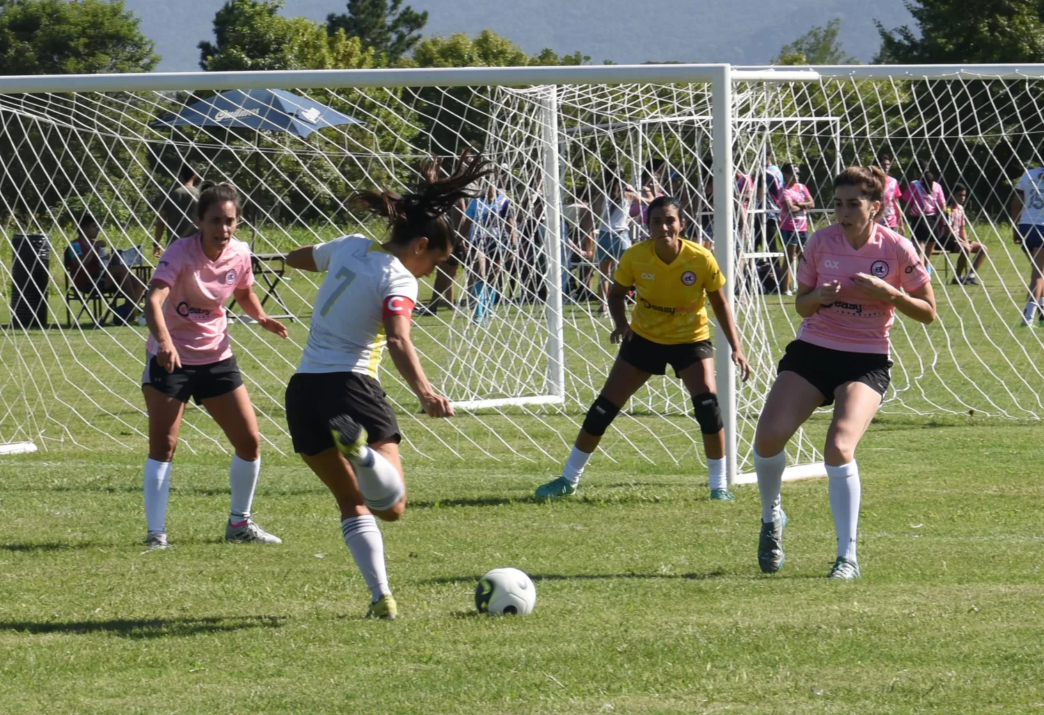 DEFENSA. Tres jugadoras de Cañeras se preparan para recibir el ataque de Derrape FC. El estilo de las chicas que no tienen director técnico es ofensivo, pero saben ubicarse al momento de defender. 