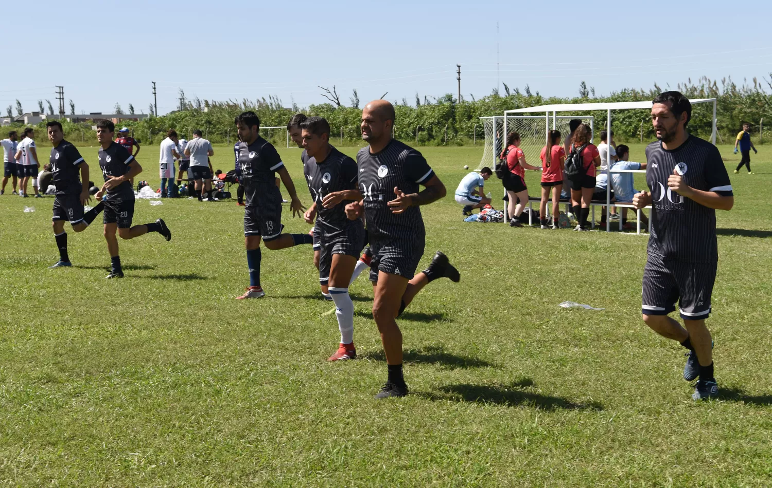 PREVIA. Antes de salir a la cancha, cada plantel realizó su entrada en calor.