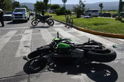 Dos motociclistas murieron al chocar contra una camioneta en avenida Perón