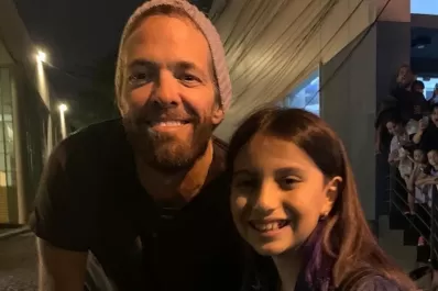 Antes de morir, Hawkins le cumplió el sueño a una niña baterista
