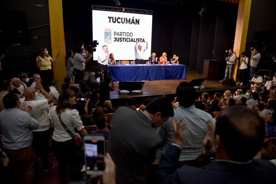 SALA LLENA. Jaldo habla, mientras Manzur arenga a la militancia. 