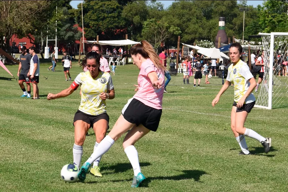 FÚTBOL EN LAS CAÑAS / FOTO DE JOSÉ NUNO / LA GACETA