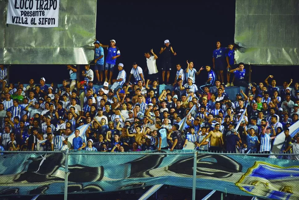 INCONDICIONALES. Los hinchas coparon el “José Fierro” todos los partidos que jugó de local en esta Copa de la Liga. El equipo no responde en la cancha, pero ellos ponen la cara por los colores de la camiseta.  