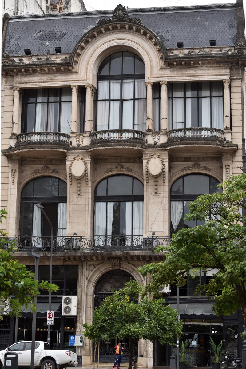 Los baluartes de la memoria arquitectónica alrededor de la plaza