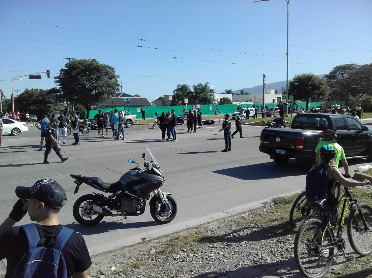 CONMOCIÓN EN YERBA BUENA. Policías trabajan en el lugar del trágico accidente entre una moto y una camioneta. Foto LA GACETA / JOSÉ NUNO