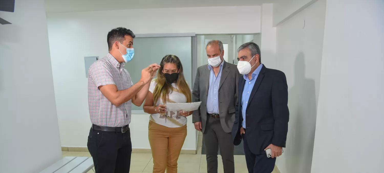 El intendente de San Miguel de Tucumán recorre el centro, a días de su inauguración. 