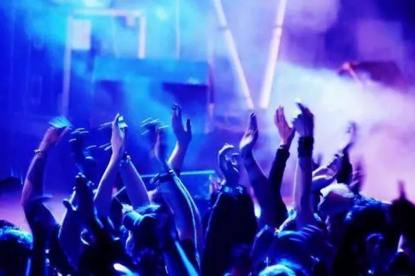 Tucumán: lo conocieron en un boliche, se fueron a una casa, robaron su dinero y le usaron la tarjeta de débito