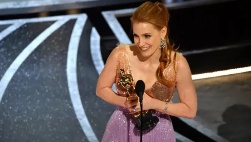 ESTA VEZ SÍ. La tercera fue la vencida para Jéssica Chastain, quien se llevó el Oscar a la mejor actriz.