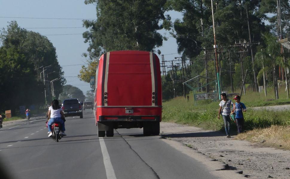 El caos vehicular, al que contribuyen conductas peligrosas de muchos motociclistas.