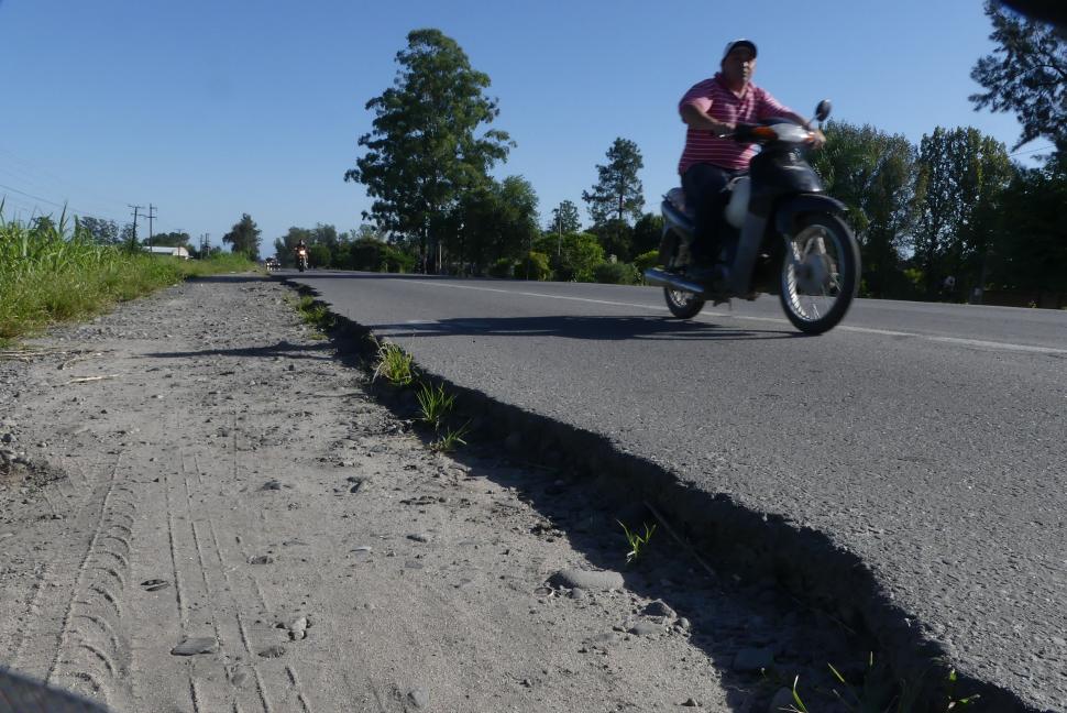 En todo el recorrido se puede apreciar el estado de la ruta, la falta de señalización, de iluminación y banquinas en mal estado.