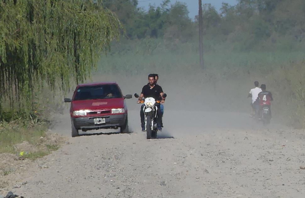 El acceso a Finca Cornet, entre la comuna de Arcadia y el río Gastona. Faltan mejoras en la ruta y la circulación es caótica.