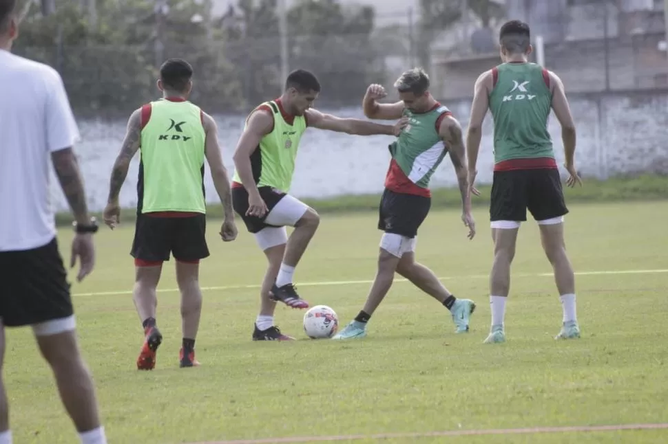 INTENSIDAD. Al igual que en los partidos, en los entrenamientos los jugadores no se guardan nada. 