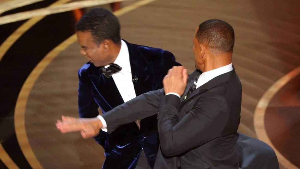 El momento en que Will Smith golpea al humorista Chris Rock durante la ceremonia de los Oscar