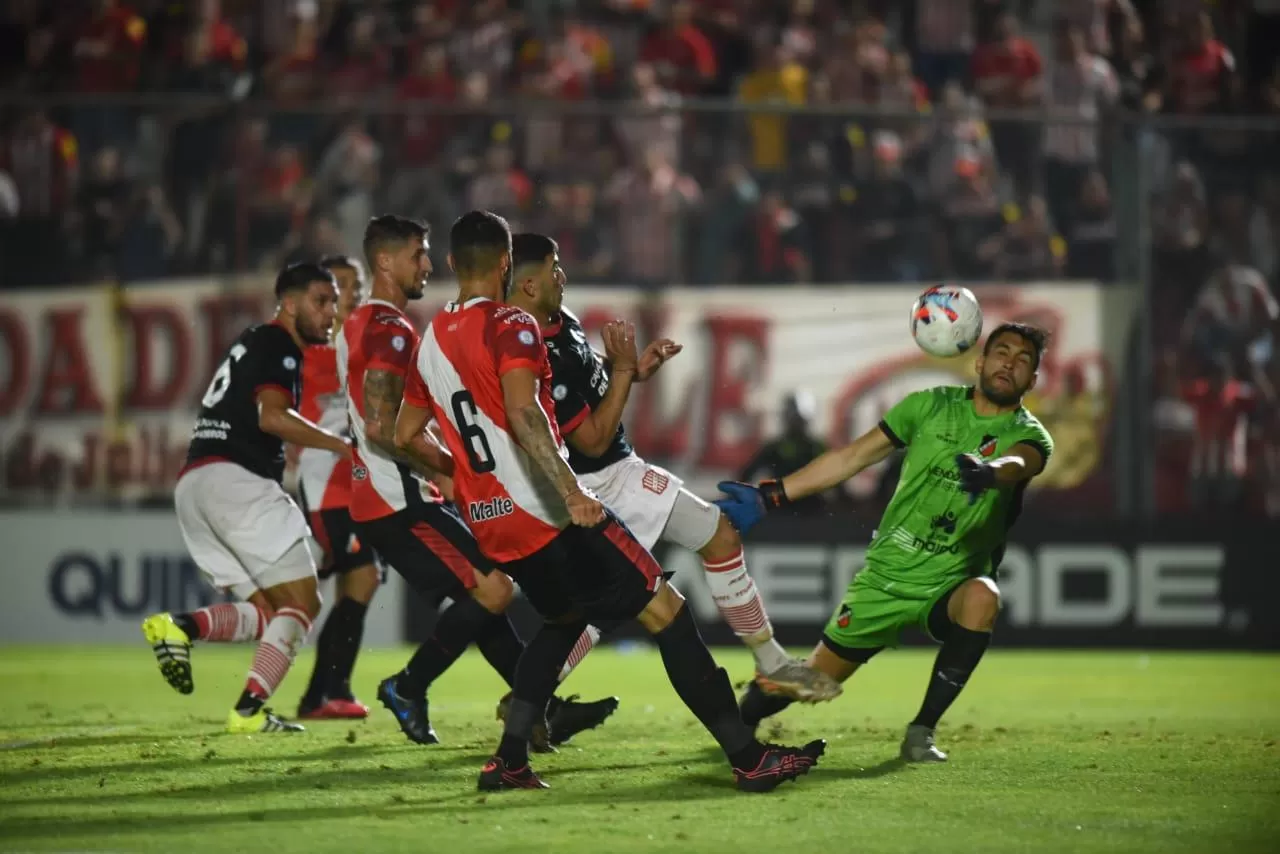 EL GOL. Miritello la tocó justo ante la salida del arquero de Maipú para anotar el gol de triunfo Santo.