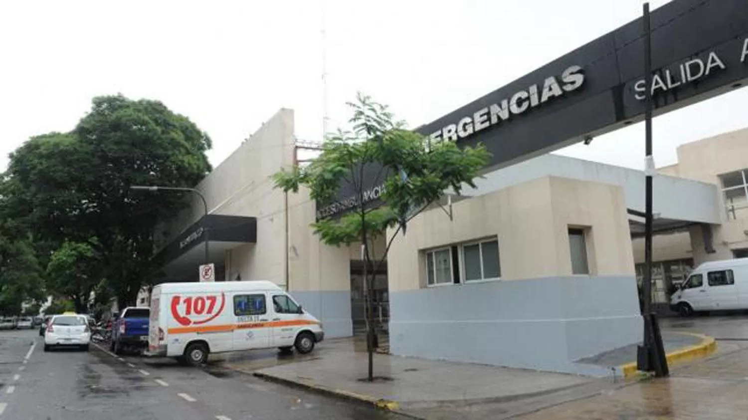 CRIMEN. El joven fue asistido en el hospital Padilla.