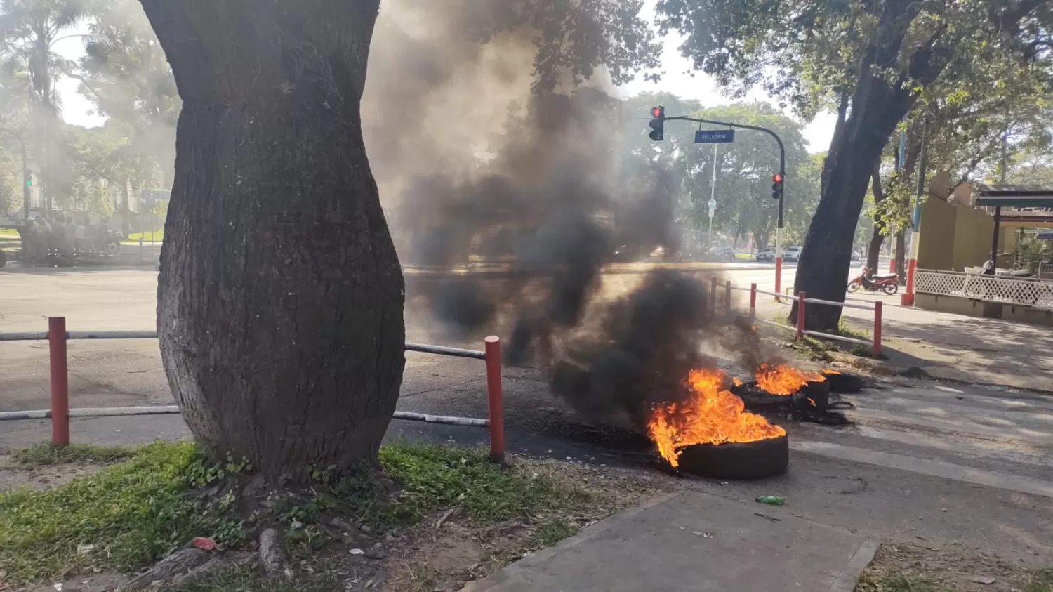 CUBIERTAS QUEMADAS. Protesta de empleados municipales. Foto: Prensa Municipalidad de SMT