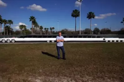 La limusina más larga del mundo: mide 30 metros, tiene pileta y helipuerto