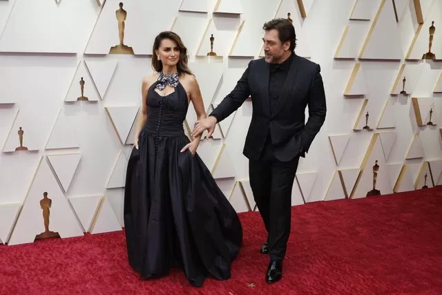 NOMINADOS. De elegantísimo negro, Javier Bardem sigue fiel a Zegna y su señora, Penélope Cruz, a Chanel. fotos reuters