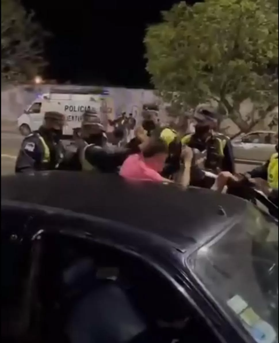 VIOLENCIA. Los policías golpearon a los jóvenes durante el control. 