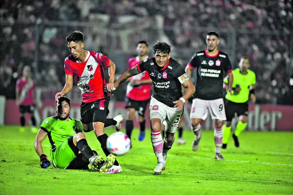 CASI, CASI. Sobre el final del partido, Lucas Diarte tuvo la chance de sentenciar el juego luego una buena jugada colectiva, pero Cozzani le tapó el remate que tenía destino de gol. 